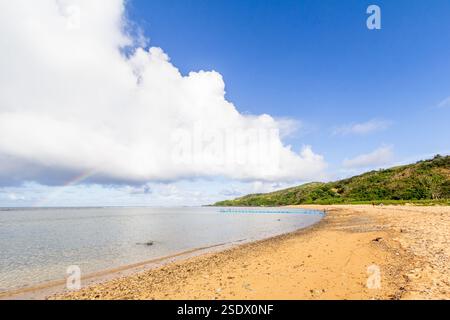 Pittoresque, déserte et rocheuse plage de Puraran à Catanduanes, Philippines Banque D'Images