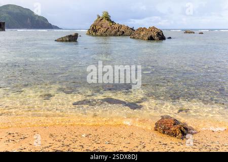 Pittoresque, déserte et rocheuse plage de Puraran à Catanduanes, Philippines Banque D'Images