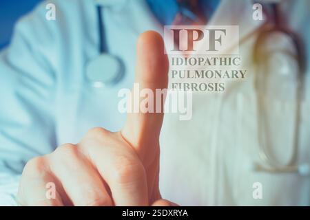 Vue rognée d'un jeune médecin masculin vue rognée d'un jeune médecin masculin vêtu d'un manteau blanc pointant le doigt vers le haut sur les lettres « ICU ». Concept médical. coa Banque D'Images