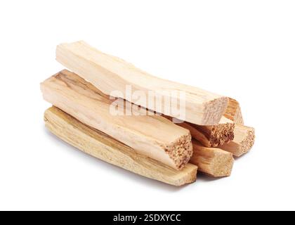 Pile de bâtons palo santo isolés sur blanc Banque D'Images