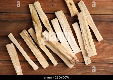 Palo santo colle sur une table en bois, plat Banque D'Images