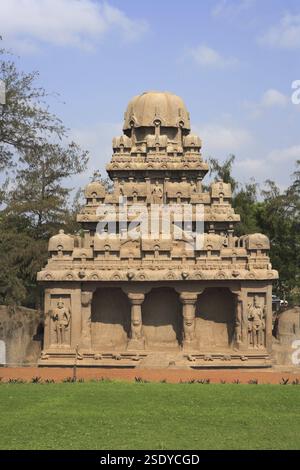 Dharmaraja Ratha et Pancha Rathas sculpté des temples de sculpture de pierre monolithe, Mahabalipuram, District Chengalpattu, Tamil Nadu, Inde Patrimoine mondial de l'UNESCO Banque D'Images