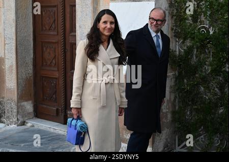 Mariage royal du prince Nikolaos de Grèce et Chrysi Vardinogianni à Athènes la princesse Alexandra de Grèce et son mari Nicolas Mirzayantz arrivent à l'église d'Agios Nikolaos Ragavas dans le quartier de Plaka à Athènes pour le mariage du prince Nikolaos de Grèce avec Chrysi Vardinogianni. Athènes Grèce Copyright : xNicolasxKoutsokostasxNicolasxKoutsokostasx DSC 202502070571 Banque D'Images