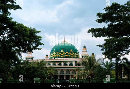 Photo d'une mosquée avec un dôme vert à Ciamis, Java occidental, mettant en valeur la conception architecturale étonnante. La mosquée présente un dôme vert saisissant. Banque D'Images