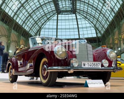 Voiture de luxe classique présentée dans un grand hall d'exposition lors d'une vente aux enchères Banque D'Images