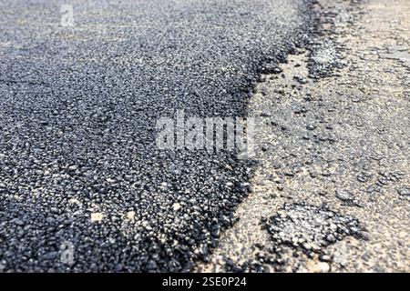 Vue rapprochée de l'asphalte fraîchement posé avec une texture de surface rugueuse Banque D'Images