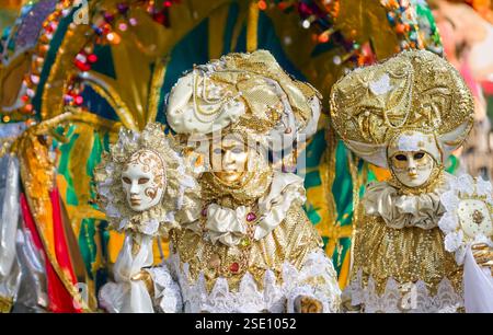 beaux masques et costumes colorés pour mardi gras Banque D'Images