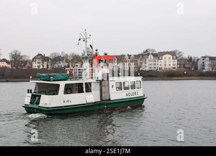 Kiel, Allemagne. 08th Feb, 2025. Le ferry Adler 1 circule sur le canal de Kiel entre Wik et Holtenau. Pour certaines compagnies de ferry dans le nord de l'Allemagne, la situation de personnel serrée devient de plus en plus problématique. Crédit : Christian Charisius/dpa/Alamy Live News Banque D'Images
