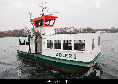 Kiel, Allemagne. 08th Feb, 2025. Le ferry Adler 1 circule sur le canal de Kiel entre Wik et Holtenau. Pour certaines compagnies de ferry dans le nord de l'Allemagne, la situation de personnel serrée devient de plus en plus problématique. Crédit : Christian Charisius/dpa/Alamy Live News Banque D'Images