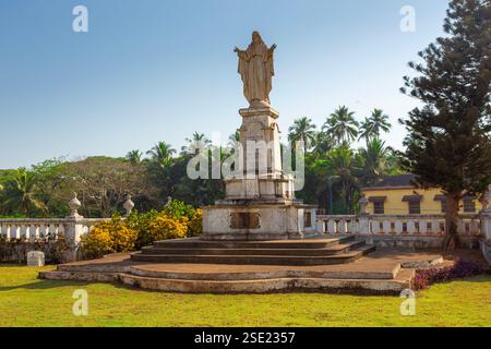 Inde, Old Goa, 8 mars 2017. De l'autre côté de la place du Sénat se trouve la cathédrale se de Santa Catarina, la plus grande église en Inde dédiée à Sainte Catherine Banque D'Images