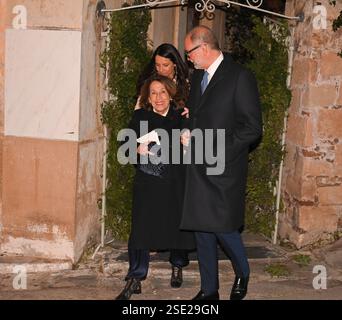 Athènes, Grèce, 7 février 2025. Marina Karella et sa fille la princesse Alexandra de Grèce avec son mari Nicolas Mirzayantz, quittent l'église byzantine historique de Saint Nicolas Ragavas après la fin de la cérémonie de mariage du prince Nikolaos de Grèce avec Chrysi Vardinogianni. Crédit : Dimitris Aspiotis/Alamy Live News Banque D'Images