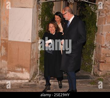 Athènes, Grèce, 7 février 2025. Marina Karella et sa fille la princesse Alexandra de Grèce avec son mari Nicolas Mirzayantz, quittent l'église byzantine historique de Saint Nicolas Ragavas après la fin de la cérémonie de mariage du prince Nikolaos de Grèce avec Chrysi Vardinogianni. Crédit : Dimitris Aspiotis/Alamy Live News Banque D'Images