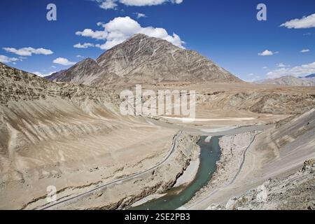 Confluence de l'eau verte de la rivière Indus et de l'eau brune boueuse de la rivière Zanskar avec paysage aride du Ladakh en arrière-plan, Ladakh, Jammu-et-Cachemire Banque D'Images