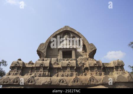 Bhima Ratha et Pancha Rathas sculpté des temples de sculpture sur roche monolithe, Mahabalipuram, District Chengalpattu, Tamil Nadu, Inde site du patrimoine mondial de l'UNESCO Banque D'Images