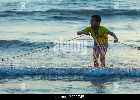 Arambol, 6 mars 2017. Pêcheurs sur fond de coucher de soleil dans l'ouest de l'Inde. Goa Banque D'Images