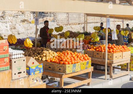 Les gens qui vendent des fruits et légumes frais au marché de rue à A'ali, Bahreïn Banque D'Images