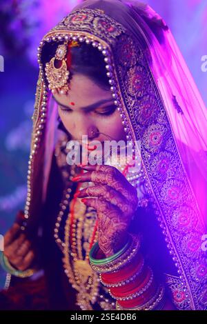 'Superbe mariée indienne dans la tenue de mariée traditionnelle, rayonnant grâce et élégance. Parfait pour capturer la beauté des traditions de mariage sud-asiatiques. » Banque D'Images