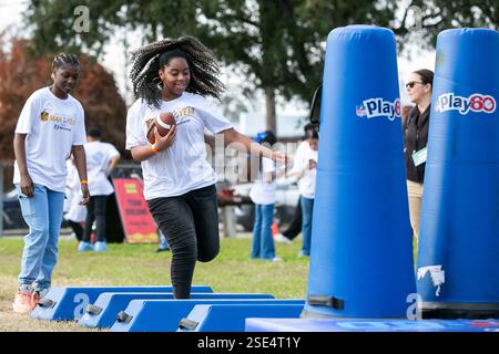 Nouvelle-Orléans, Louisiane, États-Unis. 7 février 2025. Des jeunes de la Nouvelle-Orléans participent à la Journée communautaire de l'homme de l'année Walter Payton avant le Super Bowl LIX de la NFL. Crédit : Kindell Buchanan/Alamy Live News Banque D'Images
