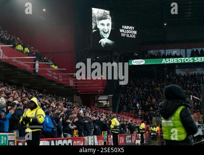 Sheffield, Royaume-Uni. 8 février 2025. Les fans de Sheffield United et de Portsmouth applaudissent quelques minutes pour Harvey Willgoose, un écolier de Sheffield qui a été poignardé à mort plus tôt dans la semaine lors du Sky Bet Championship match à Bramall Lane, Sheffield. Le crédit photo devrait se lire : Andrew Yates/Sportimage crédit : Sportimage Ltd/Alamy Live News Banque D'Images