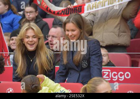 Amsterdam, pays-Bas. 08th Feb, 2025. Johan Cruijff Arena, 8 février 2025 Team Ajax avant le match Azerion Vrouwen Eredivisie entre Ajax et Feyenoord à l'Amsterdam Johan Cruijff Arena, pays-Bas. (Arne van der Ben/SPP) crédit : SPP Sport Press photo. /Alamy Live News Banque D'Images