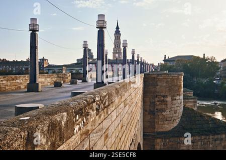Beau pont de pierre antique, Puente de Piedra ou Pont des Lions à travers la rivière Ebre dans la ville espagnole de Saragosse, pas de gens. Symbole de la ville, voyage Banque D'Images