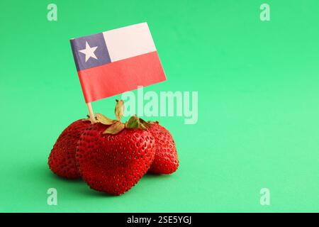 Trois fraises rouges et mûres avec drapeau chilien Banque D'Images