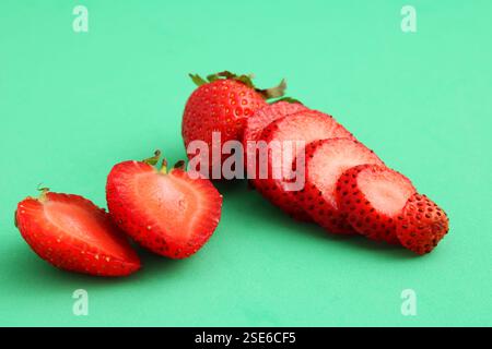 Trois fraises mûres, une tranchée ​​and une coupée en deux Banque D'Images