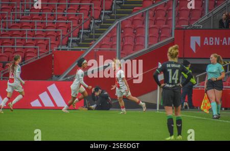 Amsterdam, pays-Bas. 08th Feb, 2025. Johan Cruijff Arena, 8 février 2025 Rosa van Gool (21 Ajax) marque lors du match Azerion Vrouwen Eredivisie entre Ajax et Feyenoord à la Johan Cruijff Arena d'Amsterdam, pays-Bas. (Arne van der Ben/SPP) crédit : SPP Sport Press photo. /Alamy Live News Banque D'Images