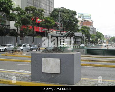 Vue d'une sculpture à l'huile avec le bureau principal de Petroleos de Venezuela PDVSA en arrière-plan sur l'avenue Libertador. Éditorial. Venezuela, Caracas Fe Banque D'Images