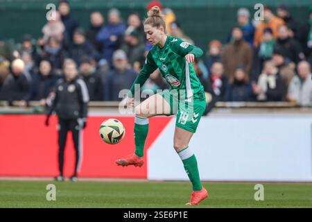 Brême, Deutschland. 08th Feb, 2025. v.Li. : Saskia Matheis (SV Werder Bremen, 19) Am Ball, Freisteller, Einzelbild, Ganzkörper, AKTION, ACTION, SPIELSZENE, DIE DFB-RICHTLINIEN UNTERSAGEN JEGLICHE NUTZUNG VON FOTOS ALS SEQUENZBILDER UND/ODER VIDEOÄHNLICHE FOTOSTRECKEN. LA RÉGLEMENTATION DFB INTERDIT TOUTE UTILISATION DE PHOTOGRAPHIES COMME SÉQUENCES D'IMAGES ET/OU QUASI-VIDÉO., 08.02.2025, Brême (Deutschland), Fussball, Google Pixel Frauen-Bundesliga, SV Werder Brême - RB Leipzig crédit : dpa/Alamy Live News Banque D'Images