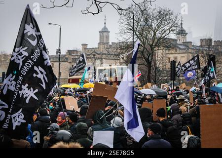 Londres, Royaume-Uni. 08th Feb, 2025. Les manifestants se rassemblent pour protester contre la proposition de nouvelle « super ambassade » de la Chine à Royal Mint court près de la Tour de Londres avant une prochaine venue du gouvernement. La manifestation attire plusieurs haut-parleurs de haut calibre. Parmi les manifestants figurent des résidents locaux, ainsi que des représentants des Ouïghours, des Tibétains, des Hongkongais et des dissidents chinois. Crédit : Imageplotter/Alamy Live News Banque D'Images