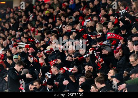 Eindhoven, pays-Bas. 05th Feb, 2025. EINDHOVEN, PAYS-BAS - 5 FÉVRIER : fans et supporters du PSV lors du match des quarts de finale de la Coupe KNVB néerlandaise TOTO entre le PSV et Feyenoord au Philips Stadion le 5 février 2025 à Eindhoven, pays-Bas. (Photo de Joris Verwijst/Orange Pictures) crédit : Orange pics BV/Alamy Live News Banque D'Images