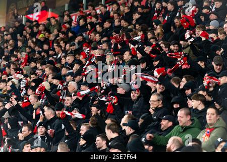 Eindhoven, pays-Bas. 05th Feb, 2025. EINDHOVEN, PAYS-BAS - 5 FÉVRIER : fans et supporters du PSV lors du match des quarts de finale de la Coupe KNVB néerlandaise TOTO entre le PSV et Feyenoord au Philips Stadion le 5 février 2025 à Eindhoven, pays-Bas. (Photo de Joris Verwijst/Orange Pictures) crédit : Orange pics BV/Alamy Live News Banque D'Images