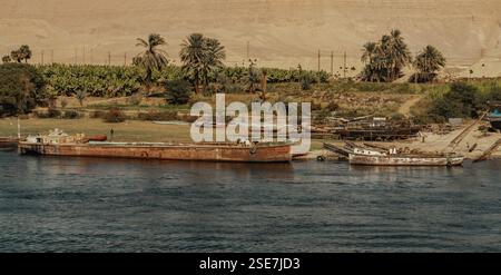 Chantier naval sur les rives du Nil près d'Esna Egypte Banque D'Images