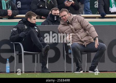 Brême, Deutschland. 08th Feb, 2025. v.Li. : Lucas Horsch (Co-formateur, SV Werder Bremen) und Thomas Horsch (formateur, Cheftrainer, SV Werder Bremen) besprechen sich, im Gespräch, DIE DFB-RICHTLINIEN UNTERSAGEN JEGLICHE NUTZUNG VON FOTOS ALS SEQUENZBILDER UND/ODER VIDEOÄHNLICHE FOTOSTRECKEN. LA RÉGLEMENTATION DFB INTERDIT TOUTE UTILISATION DE PHOTOGRAPHIES COMME SÉQUENCES D'IMAGES ET/OU QUASI-VIDÉO., 08.02.2025, Brême (Deutschland), Fussball, Google Pixel Frauen-Bundesliga, SV Werder Brême - RB Leipzig crédit : dpa/Alamy Live News Banque D'Images