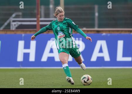 Brême, Deutschland. 08th Feb, 2025. v.Li. : Kaylie Ronan (SV Werder Bremen, 4) Am Ball, Freisteller, Einzelbild, Ganzkörper, AKTION, ACTION, SPIELSZENE, DIE DFB-RICHTLINIEN UNTERSAGEN JEGLICHE NUTZUNG VON FOTOS ALS SEQUENZBILDER UND/ODER VIDEOÄHNLICHE FOTOSTRECKEN. LA RÉGLEMENTATION DFB INTERDIT TOUTE UTILISATION DE PHOTOGRAPHIES COMME SÉQUENCES D'IMAGES ET/OU QUASI-VIDÉO., 08.02.2025, Brême (Deutschland), Fussball, Google Pixel Frauen-Bundesliga, SV Werder Brême - RB Leipzig crédit : dpa/Alamy Live News Banque D'Images