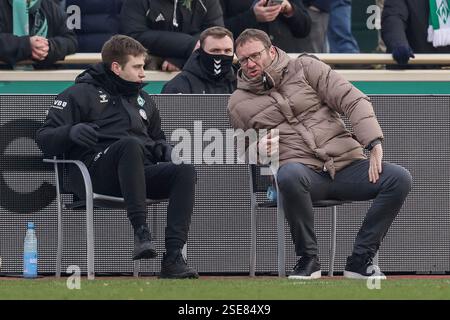 Brême, Deutschland. 08th Feb, 2025. v.Li. : Lucas Horsch (Co-formateur, SV Werder Bremen) und Thomas Horsch (formateur, Cheftrainer, SV Werder Bremen) besprechen sich, im Gespräch, DIE DFB-RICHTLINIEN UNTERSAGEN JEGLICHE NUTZUNG VON FOTOS ALS SEQUENZBILDER UND/ODER VIDEOÄHNLICHE FOTOSTRECKEN. LA RÉGLEMENTATION DFB INTERDIT TOUTE UTILISATION DE PHOTOGRAPHIES COMME SÉQUENCES D'IMAGES ET/OU QUASI-VIDÉO., 08.02.2025, Brême (Deutschland), Fussball, Google Pixel Frauen-Bundesliga, SV Werder Brême - RB Leipzig crédit : dpa/Alamy Live News Banque D'Images