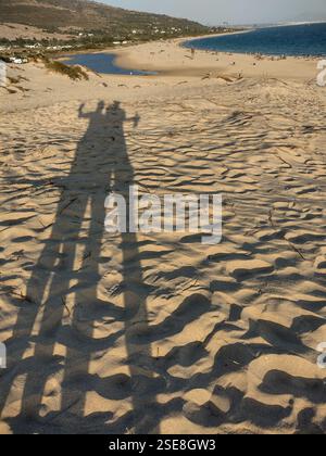 PLAGE COUPLE OMBRES Banque D'Images