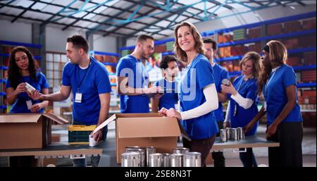 Diverses équipes caritatives bénévoles à la fondation, faisant don de nourriture et de vêtements. Banque D'Images
