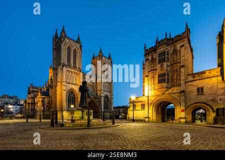 La cathédrale de Bristol et l'Abbey Gatehouse sont éclairées au crépuscule sur Deanery Road à Bristol. Banque D'Images