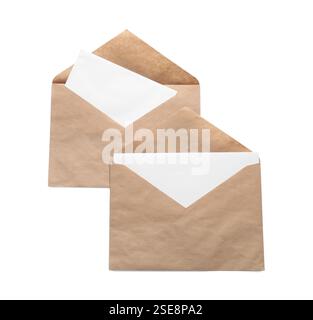 Enveloppes isolées avec des cartes sur blanc, vue de dessus. Maquette pour le design Banque D'Images