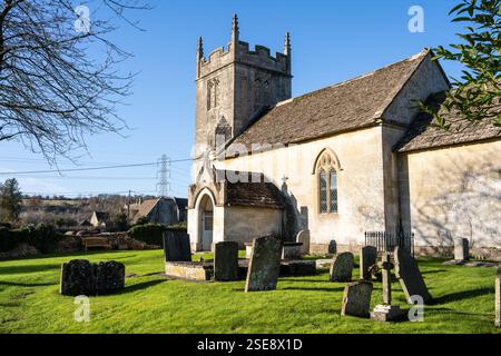 Le soleil brille sur l'église paroissiale traditionnelle de St Nicholas à Slaughterford, Wiltshire. Banque D'Images