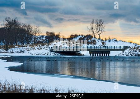 En regardant vers l'ouest depuis les rives de la rivière Big sable vers le pont M-116 traversant avec les rayons de soleil dans le parc d'État de Ludington près de Ludington, Michigan, U. Banque D'Images