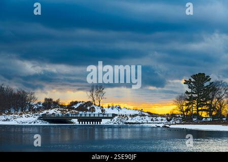 En regardant vers l'ouest depuis les rives de la rivière Big sable vers le pont M-116 traversant avec les rayons de soleil dans le parc d'État de Ludington près de Ludington, Michigan, U. Banque D'Images