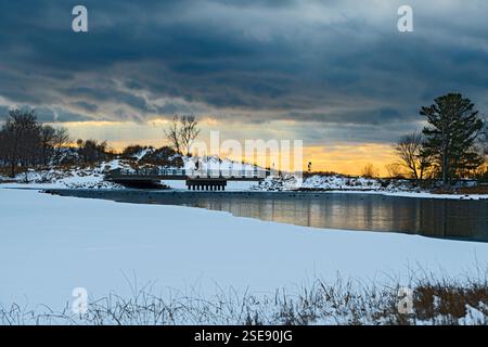 En regardant vers l'ouest depuis les rives de la rivière Big sable vers le pont M-116 traversant avec les rayons de soleil dans le parc d'État de Ludington près de Ludington, Michigan, U. Banque D'Images