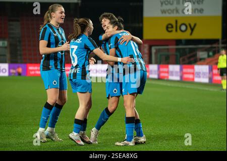 Liège, Belgique. 08th Feb, 2025. Liège, Belgique, 08 février 2025 : Rania Boutiebi (11 Club YLA) célèbre avec ses coéquipiers lors du match de Super League du Lotto entre Standard Femina de Liège et ClubYLA au stade de Maurice Dufrasne à Liège, Belgique (Martin Pitsch/SPP) crédit : SPP Sport Press photo. /Alamy Live News Banque D'Images