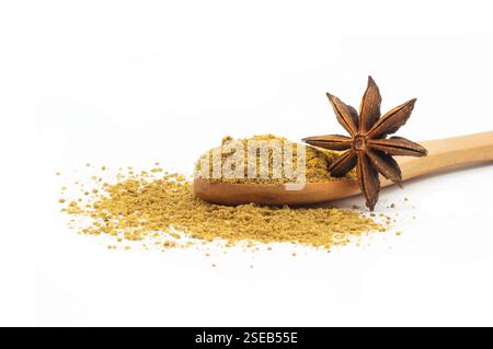 Graine d'étoile anisée et poudre d'épices anis dans une cuillère en bois isolée sur fond blanc ( Pimpinella anisum ), gros plan de l'espace de copie Banque D'Images