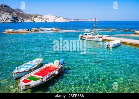 Bateaux de pêche dans le petit port du village de Mandrakia, île de Milos, Cyclades, Grèce Banque D'Images