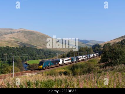 Avanti côte ouest le train 390050 d'Alstom pendolino traverse les gorges pittoresques de la Lune (au sud de Tebay, Cumbria) sur la ligne principale de la côte ouest Banque D'Images