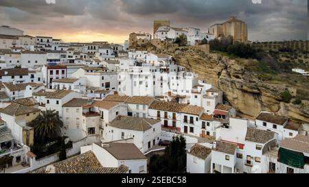 Municipalité de Setenil de las Bodegas dans la province de Cadix, Andalousie. Banque D'Images